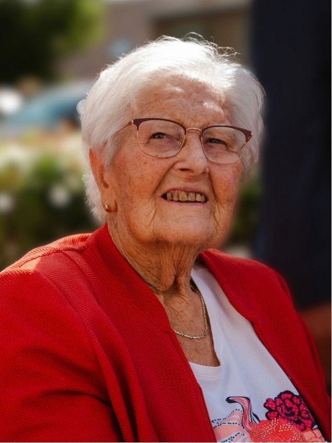 Leona Dumon